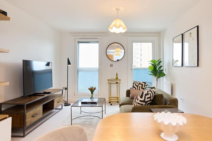 Sala de estar elegantemente projetada com móveis modernos em um apartamento no Building Chatham Place - flyp-homes-ltd - 1530419 em London Borough of Hackney, London
