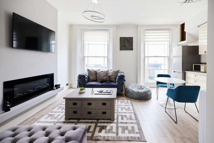 Elegante sala de estar con mobiliario moderno en un apartamento en Building Boundary Road - flyp-homes-ltd - 1530418 en City of Westminster, London Elegante sala de estar con mobiliario moderno en un apartamento en Building Boundary Road - flyp-homes-ltd - 1530418 en City of Westminster, London