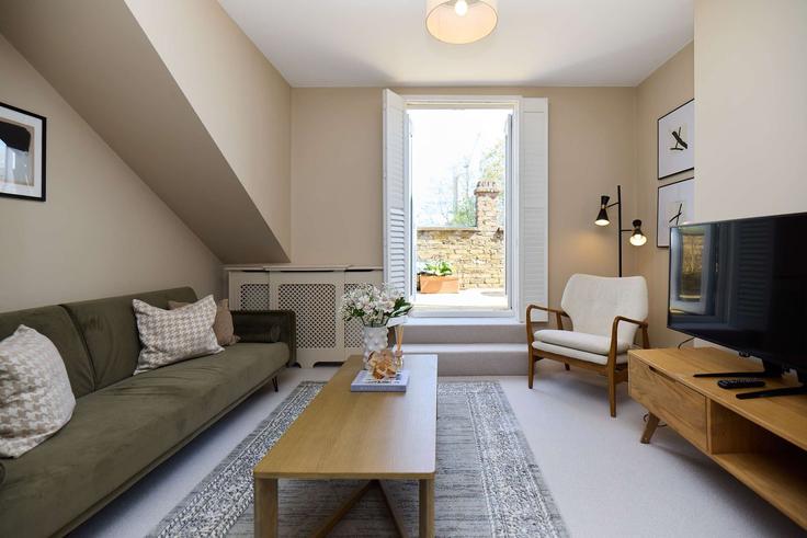 Sala de estar elegantemente projetada com móveis modernos em um apartamento no Building Santos Road - flyp-homes-ltd - 1529135 em London Borough of Wandsworth, London