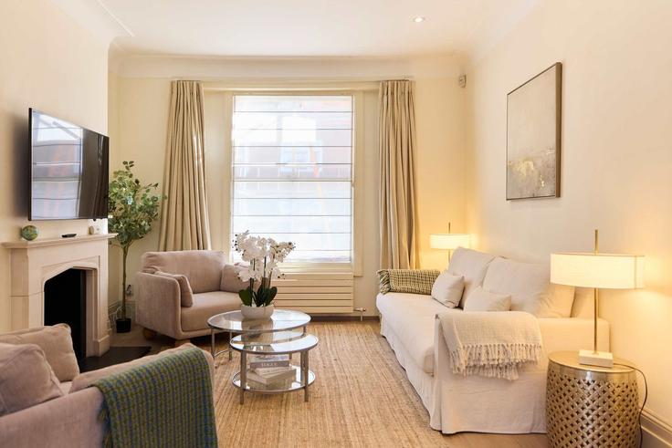 Sala de estar elegantemente projetada com móveis modernos em um apartamento no Building Limerston Street - flyp-homes-ltd - 1536388 em Royal Borough of Kensington and Chelsea, London
