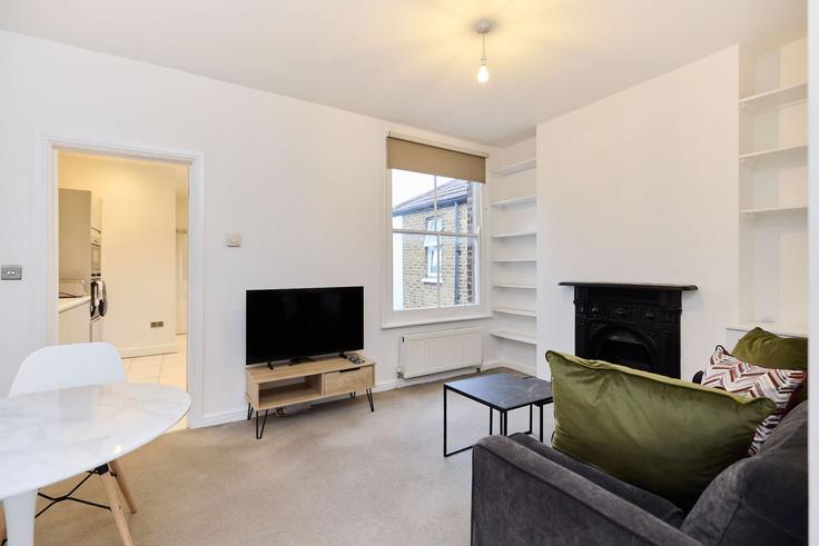 Salle de séjour élégante avec mobilier moderne dans un appartement à Building Edgington Road - flyp-homes-ltd - 1540643 à London Borough of Lambeth, London