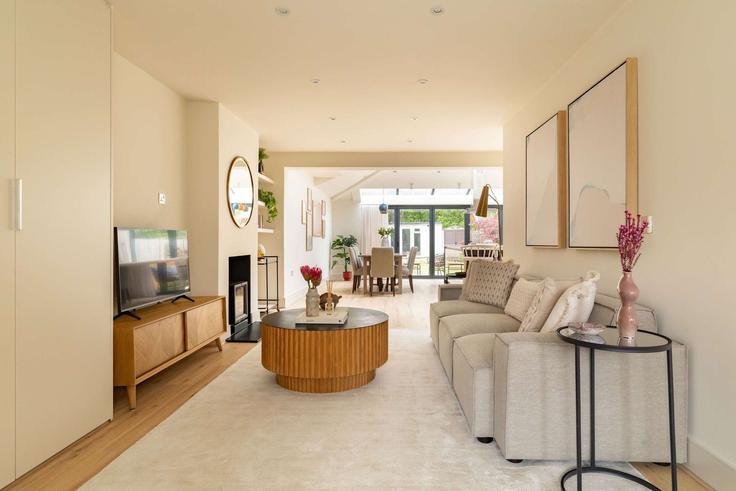 Elegante sala de estar con mobiliario moderno en un apartamento en Building Lyndhurst Avenue - flyp-homes-ltd - 1542997 en London Borough of Barnet, London Elegante sala de estar con mobiliario moderno en un apartamento en Building Lyndhurst Avenue - flyp-homes-ltd - 1542997 en London Borough of Barnet, London