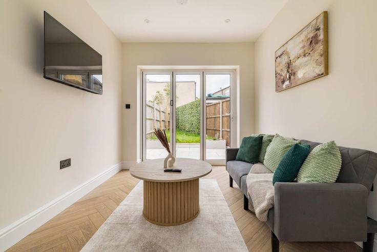 Sala de estar elegantemente projetada com móveis modernos em um apartamento no Building Springrice Road - flyp-homes-ltd - 1542999 em London Borough of Lewisham, London Sala de estar elegantemente projetada com móveis modernos em um apartamento no Building Springrice Road - flyp-homes-ltd - 1542999 em London Borough of Lewisham, London