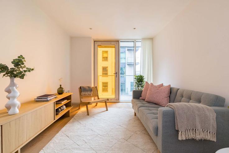 Elegant gestaltetes Wohnzimmer mit moderner Einrichtung in einer Wohnung im Building Millharbour - flyp-homes-ltd - 1547620 in London Borough of Tower Hamlets, London Elegant gestaltetes Wohnzimmer mit moderner Einrichtung in einer Wohnung im Building Millharbour - flyp-homes-ltd - 1547620 in London Borough of Tower Hamlets, London