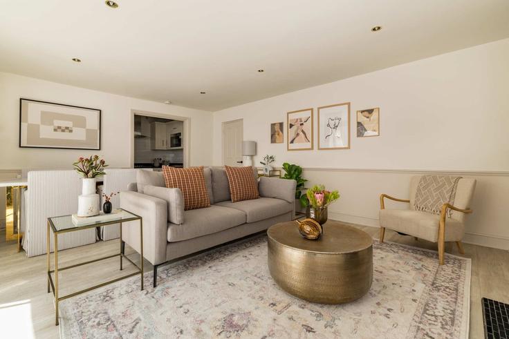Building Clapham Road - flyp-homes-ltd - 1547618 adresindeki bir dairede modern mobilyalarla zarif bir şekilde tasarlanmış oturma odası London Borough of Lambeth, London Building Clapham Road - flyp-homes-ltd - 1547618 adresindeki bir dairede modern mobilyalarla zarif bir şekilde tasarlanmış oturma odası London Borough of Lambeth, London
