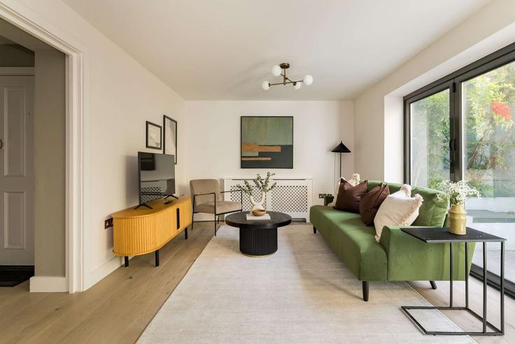 Sala de estar elegantemente projetada com móveis modernos em um apartamento no Building Basing Street - flyp-homes-ltd - 1547617 em Royal Borough of Kensington and Chelsea, London Sala de estar elegantemente projetada com móveis modernos em um apartamento no Building Basing Street - flyp-homes-ltd - 1547617 em Royal Borough of Kensington and Chelsea, London