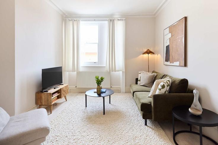 Elegant gestaltetes Wohnzimmer mit moderner Einrichtung in einer Wohnung im Building Queensberry Place - flyp-homes-ltd - 1559550 in Royal Borough of Kensington and Chelsea, London