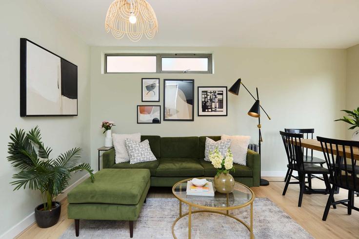 Elegante sala de estar con mobiliario moderno en un apartamento en Building Pellerin Road - flyp-homes-ltd - 1559551 en London Borough of Hackney, London Elegante sala de estar con mobiliario moderno en un apartamento en Building Pellerin Road - flyp-homes-ltd - 1559551 en London Borough of Hackney, London