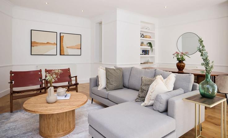 London City of WestminsterのBuilding Elgin Avenue - flyp-homes-ltd - 1568448のアパートメントにある、モダンな家具を備えたエレガントなデザインのリビングルーム London City of WestminsterのBuilding Elgin Avenue - flyp-homes-ltd - 1568448のアパートメントにある、モダンな家具を備えたエレガントなデザインのリビングルーム