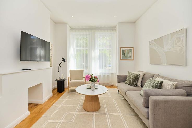 London Borough of Lambeth, London에 위치한 Building Barcombe Avenue - flyp-homes-ltd - 1571229 유닛의 세련된 인테리어가 돋보이는 거실