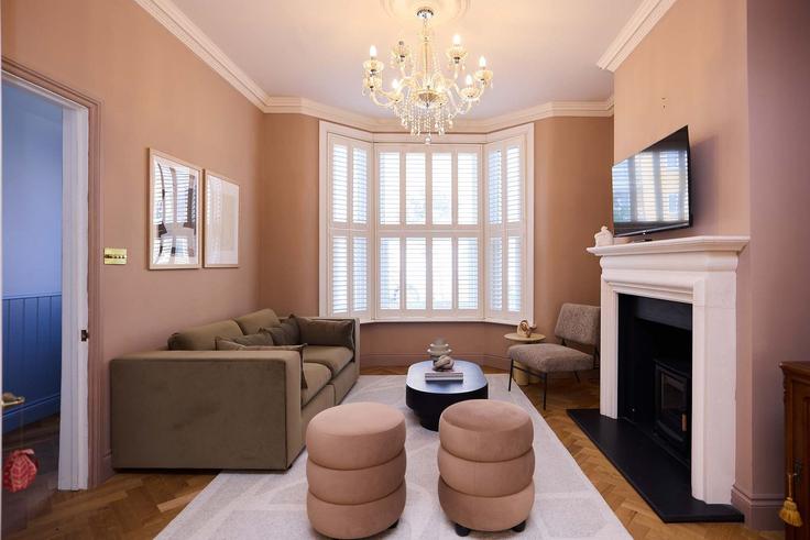 Elegante sala de estar con mobiliario moderno en un apartamento en Building Naylor Road - flyp-homes-ltd - 1575122 en London Borough of Southwark, London Elegante sala de estar con mobiliario moderno en un apartamento en Building Naylor Road - flyp-homes-ltd - 1575122 en London Borough of Southwark, London
