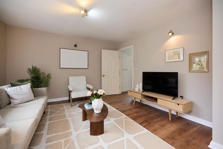 Salle de séjour élégante avec mobilier moderne dans un appartement à Building Mellish Street - flyp-homes-ltd - 1575123 à London Borough of Tower Hamlets, London Salle de séjour élégante avec mobilier moderne dans un appartement à Building Mellish Street - flyp-homes-ltd - 1575123 à London Borough of Tower Hamlets, London