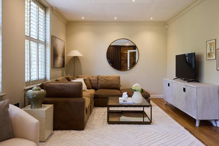 Sala de estar elegantemente projetada com móveis modernos em um apartamento no Building North End Way - flyp-homes-ltd - 1579327 em London Borough of Camden, London Sala de estar elegantemente projetada com móveis modernos em um apartamento no Building North End Way - flyp-homes-ltd - 1579327 em London Borough of Camden, London