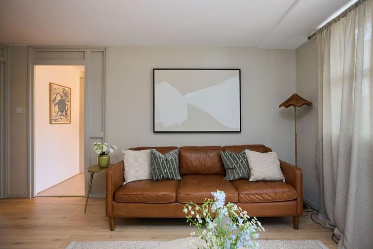 Elegant gestaltetes Wohnzimmer mit moderner Einrichtung in einer Wohnung im Building Talbot Road - flyp-homes-ltd - 1580110 in City of Westminster, London