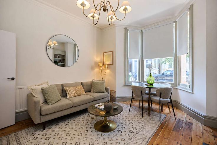 Elegant gestaltetes Wohnzimmer mit moderner Einrichtung in einer Wohnung im Building Blythe Road - flyp-homes-ltd - 1583653 in London Borough of Hammersmith and Fulham, London Elegant gestaltetes Wohnzimmer mit moderner Einrichtung in einer Wohnung im Building Blythe Road - flyp-homes-ltd - 1583653 in London Borough of Hammersmith and Fulham, London
