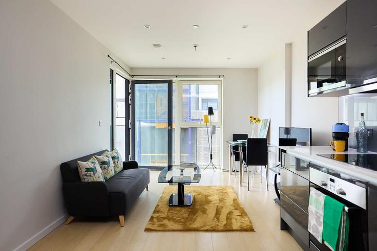 Elegant gestaltetes Wohnzimmer mit moderner Einrichtung in einer Wohnung im Building Westfield Avenue - flyp-homes-ltd - 1584034 in London Borough of Newham, London