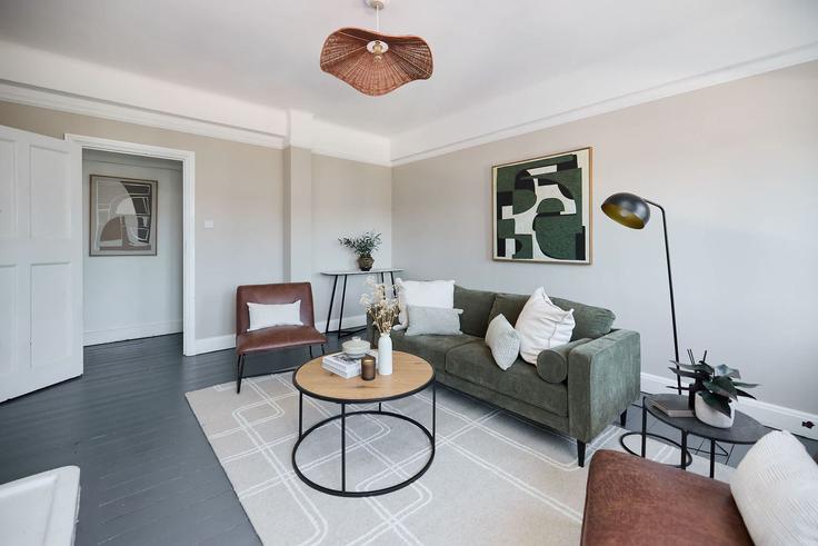 Elegante sala de estar con mobiliario moderno en un apartamento en Building Brixton Hill - flyp-homes-ltd - 1588134 en London Borough of Lambeth, London