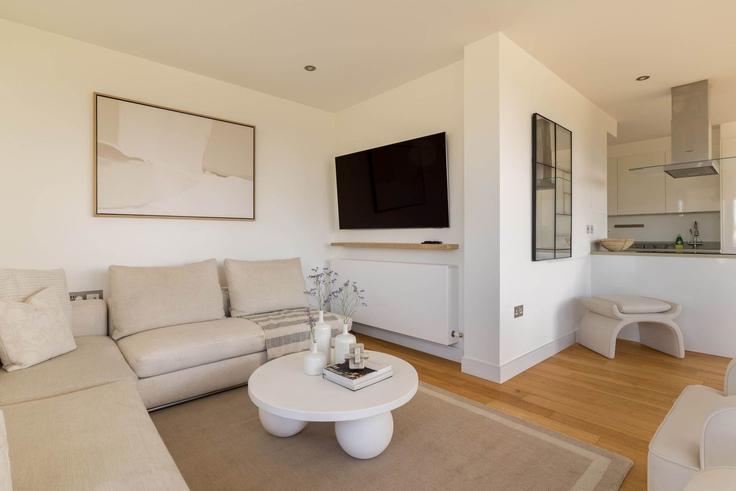 Elegant gestaltetes Wohnzimmer mit moderner Einrichtung in einer Wohnung im Building Elgin Avenue - flyp-homes-ltd - 1591011 in City of Westminster, London