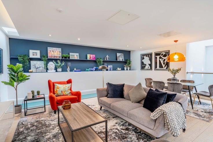 Elegante sala de estar con mobiliario moderno en un apartamento en Building Lincoln's Inn Fields - flyp-homes-ltd - 1591010 en London Borough of Camden, London