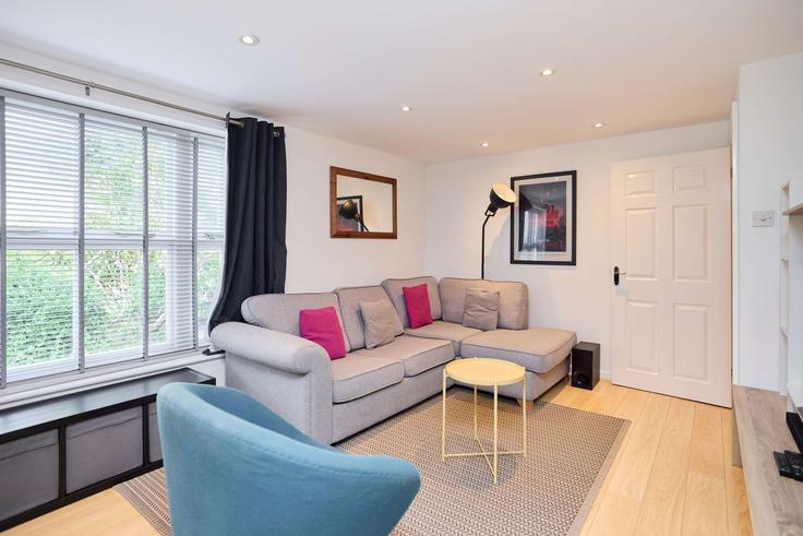 Building Mapeshill Place - flyp-homes-ltd - 1590314 adresindeki bir dairede modern mobilyalarla zarif bir şekilde tasarlanmış oturma odası London Borough of Brent, London Building Mapeshill Place - flyp-homes-ltd - 1590314 adresindeki bir dairede modern mobilyalarla zarif bir şekilde tasarlanmış oturma odası London Borough of Brent, London