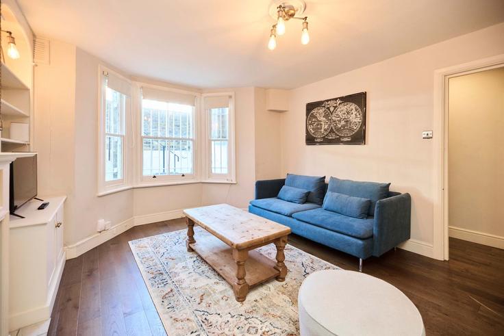 Elegant gestaltetes Wohnzimmer mit moderner Einrichtung in einer Wohnung im Building Taybridge Road - flyp-homes-ltd - 1597656 in London Borough of Wandsworth, London