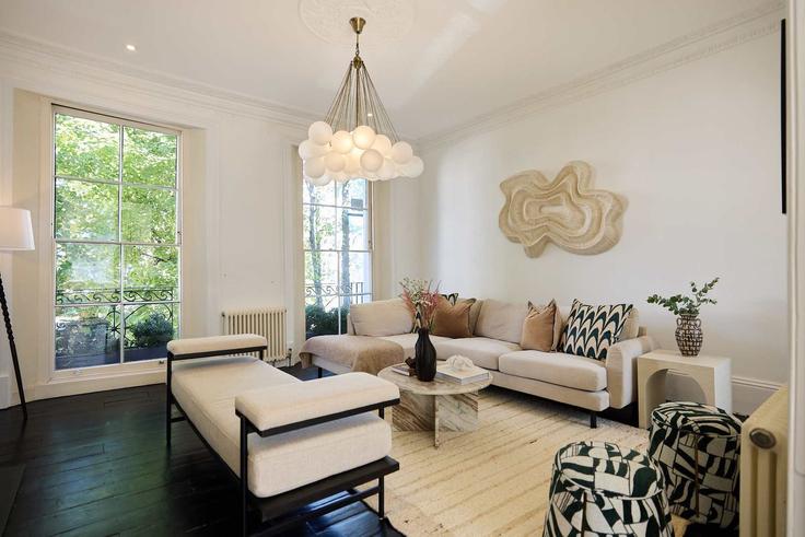 City of Westminster, London에 위치한 Building Sutherland Place - flyp-homes-ltd - 1608666 유닛의 세련된 인테리어가 돋보이는 거실 City of Westminster, London에 위치한 Building Sutherland Place - flyp-homes-ltd - 1608666 유닛의 세련된 인테리어가 돋보이는 거실