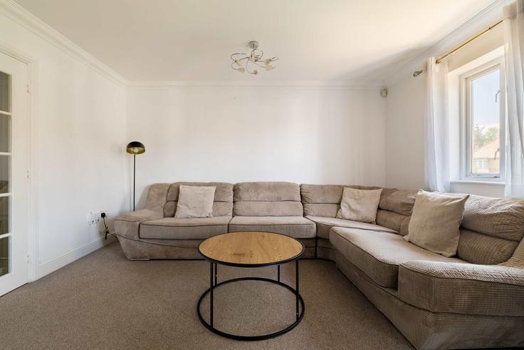 Elegant gestaltetes Wohnzimmer mit moderner Einrichtung in einer Wohnung im Building Coverdale Road - flyp-homes-ltd - 1608667 in London Borough of Brent, London