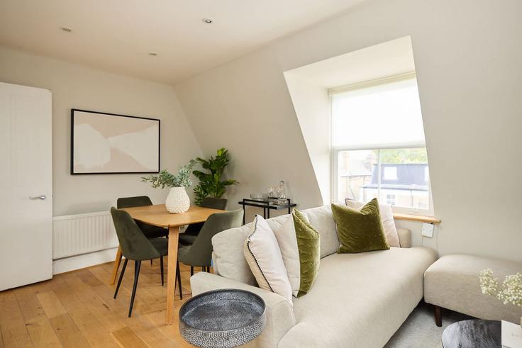 Salle de séjour élégante avec mobilier moderne dans un appartement à Building Adamson Road - flyp-homes-ltd - 1621727 à London Borough of Camden, London Salle de séjour élégante avec mobilier moderne dans un appartement à Building Adamson Road - flyp-homes-ltd - 1621727 à London Borough of Camden, London