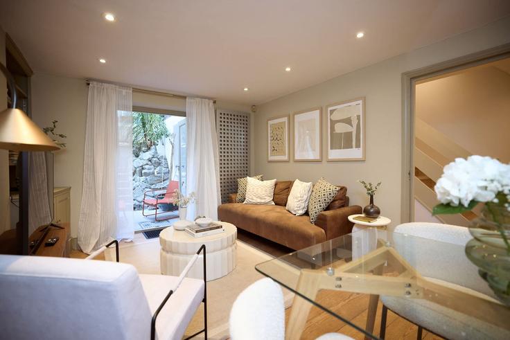 Sala de estar elegantemente projetada com móveis modernos em um apartamento no Building Hatherley Grove - flyp-homes-ltd - 1625620 em City of Westminster, London