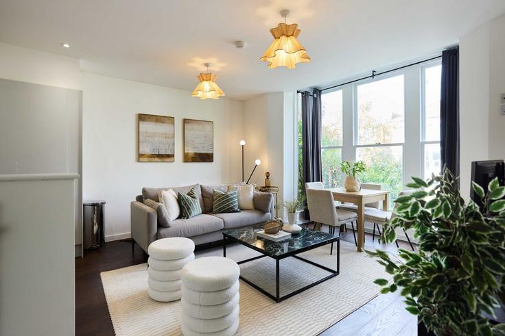 Elegant gestaltetes Wohnzimmer mit moderner Einrichtung in einer Wohnung im Building Evering Road - flyp-homes-ltd - 1648629 in London Borough of Hackney, London Elegant gestaltetes Wohnzimmer mit moderner Einrichtung in einer Wohnung im Building Evering Road - flyp-homes-ltd - 1648629 in London Borough of Hackney, London