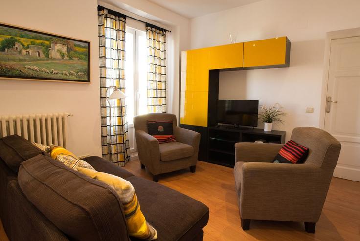 Sala de estar elegantemente projetada com móveis modernos em um apartamento no Building Calle de San Onofre - for-you-rentals - 1264289 - MAD em Centro, Madrid