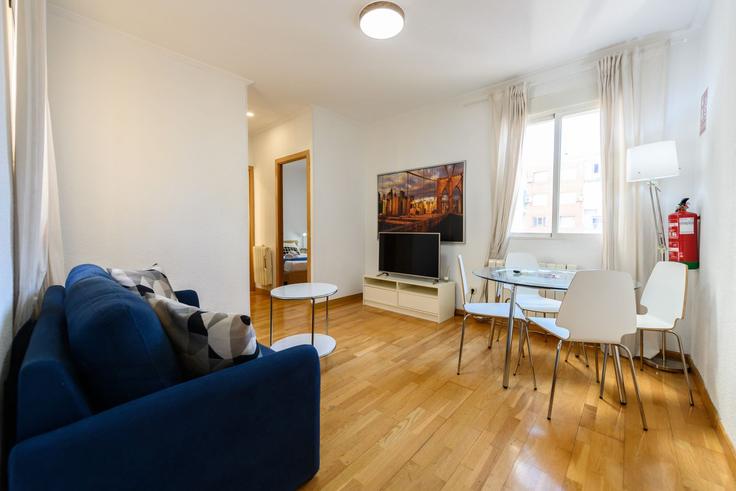 Elegante sala de estar con mobiliario moderno en un apartamento en Building Calle de Mallorca - for-you-rentals - 1264284 - MAD en Centro, Madrid