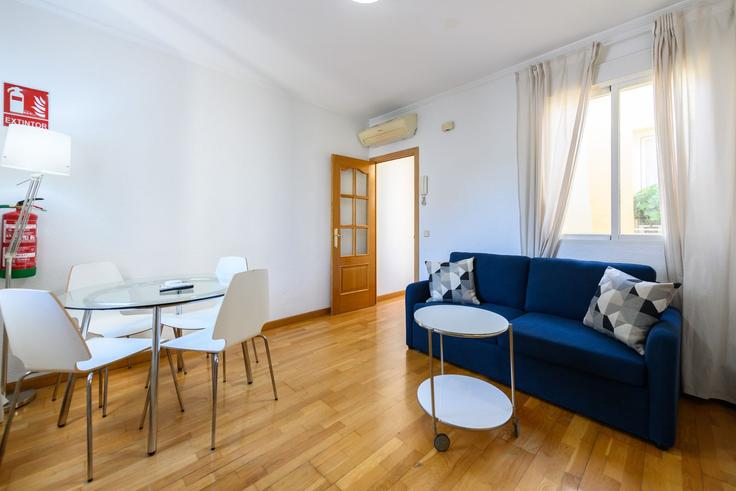 Sala de estar elegantemente projetada com móveis modernos em um apartamento no Building Calle de Mallorca - for-you-rentals - 1264284 - MAD em Centro, Madrid