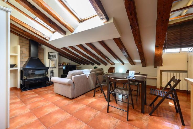 Elegante sala de estar con mobiliario moderno en un apartamento en Building Calle del Correo - for-you-rentals - 1264261 - MAD en Centro, Madrid