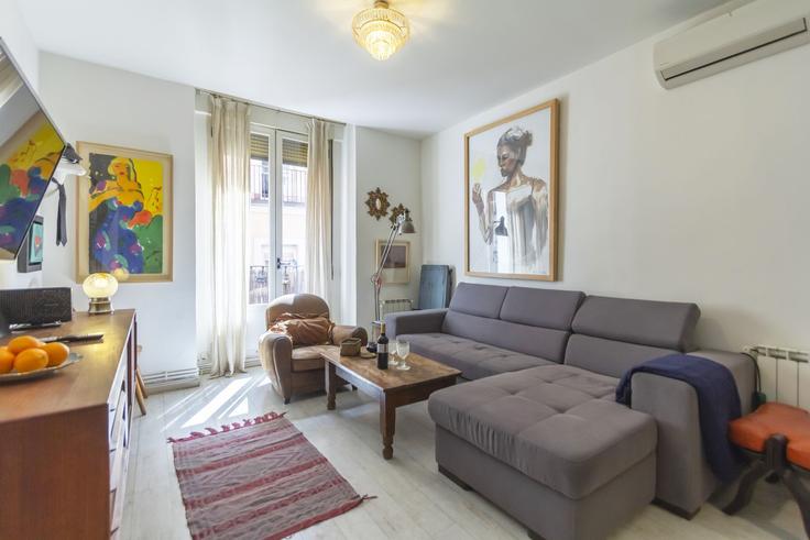 Elegant gestaltetes Wohnzimmer mit moderner Einrichtung in einer Wohnung im Building Calle del Espíritu Santo - for-you-rentals - 1264287 - MAD in Centro, Madrid Elegant gestaltetes Wohnzimmer mit moderner Einrichtung in einer Wohnung im Building Calle del Espíritu Santo - for-you-rentals - 1264287 - MAD in Centro, Madrid