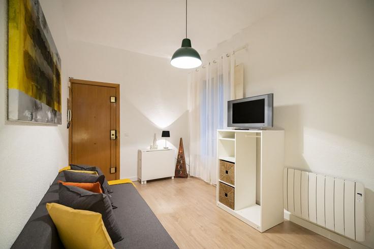 Sala de estar elegantemente projetada com móveis modernos em um apartamento no Building Calle de Monteleón - for-you-rentals - 1264321 - MAD em Chamberí, Madrid Sala de estar elegantemente projetada com móveis modernos em um apartamento no Building Calle de Monteleón - for-you-rentals - 1264321 - MAD em Chamberí, Madrid