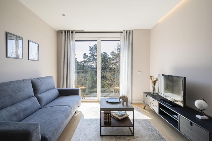 Salle de séjour élégante avec mobilier moderne dans un appartement à Building Cuesta de San Vicente - for-you-rentals - 1264320 - MAD à Moncloa - Aravaca, Madrid Salle de séjour élégante avec mobilier moderne dans un appartement à Building Cuesta de San Vicente - for-you-rentals - 1264320 - MAD à Moncloa - Aravaca, Madrid