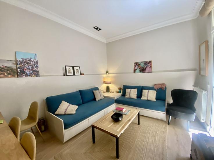 Salle de séjour élégante avec mobilier moderne dans un appartement à Building Calle de Caracas - for-you-rentals - 1264262 - MAD à Chamberí, Madrid Salle de séjour élégante avec mobilier moderne dans un appartement à Building Calle de Caracas - for-you-rentals - 1264262 - MAD à Chamberí, Madrid