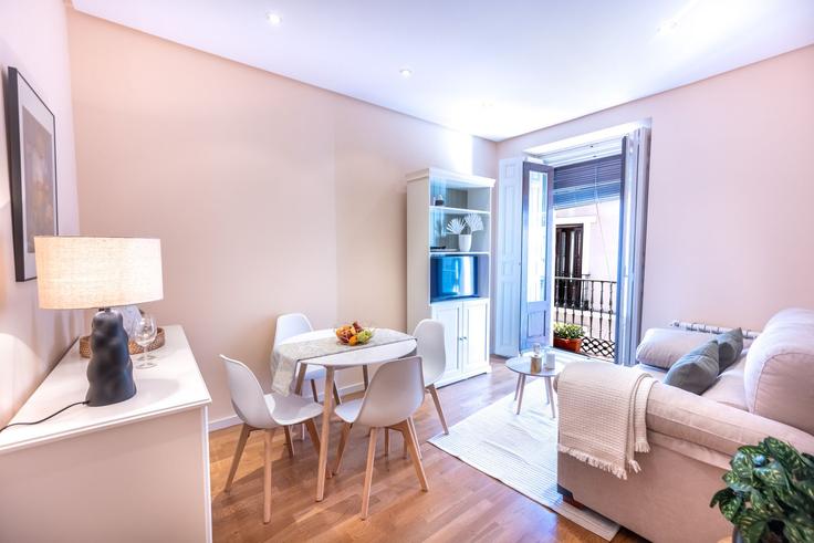 Building Calle de El Escorial - for-you-rentals - 1264276 - MAD adresindeki bir dairede modern mobilyalarla zarif bir şekilde tasarlanmış oturma odası Centro, Madrid Building Calle de El Escorial - for-you-rentals - 1264276 - MAD adresindeki bir dairede modern mobilyalarla zarif bir şekilde tasarlanmış oturma odası Centro, Madrid