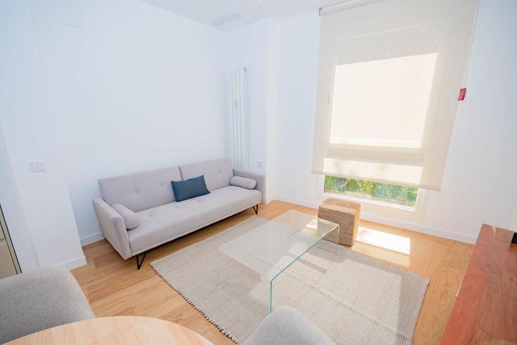 Salle de séjour élégante avec mobilier moderne dans un appartement à Building Calle de Víctor de la Serna - for-you-rentals - 1264299 - MAD à Chamartín, Madrid Salle de séjour élégante avec mobilier moderne dans un appartement à Building Calle de Víctor de la Serna - for-you-rentals - 1264299 - MAD à Chamartín, Madrid