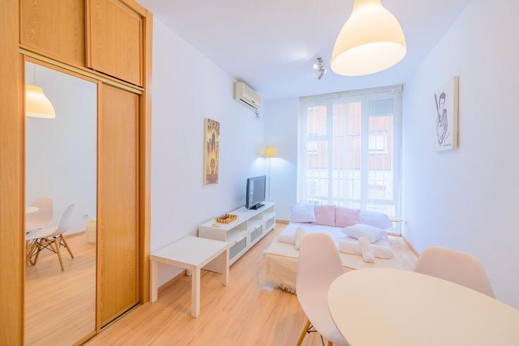 Tetuán, Madrid에 위치한 Building Calle del Arándano - for-you-rentals - 1264362 - MAD 아파트의 세련된 인테리어가 돋보이는 거실