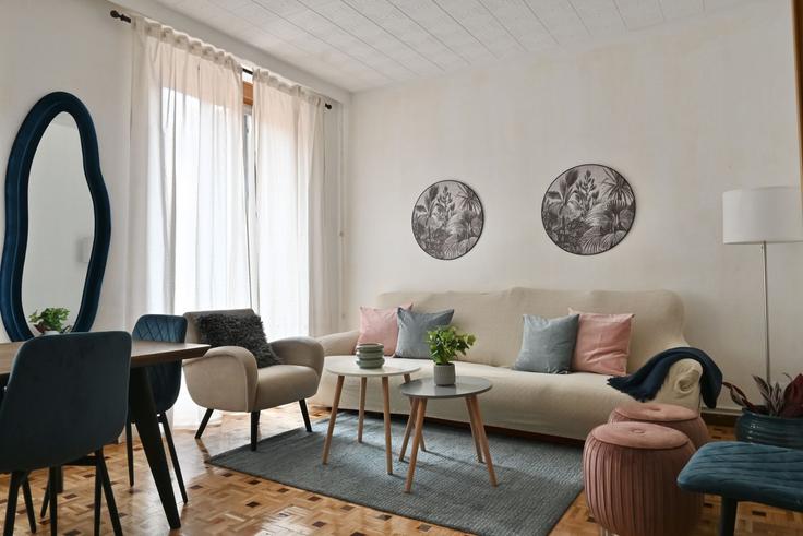 Sala de estar elegantemente projetada com móveis modernos em um apartamento no Building Calle de Velarde - for-you-rentals - 1264352 - MAD em Centro, Madrid