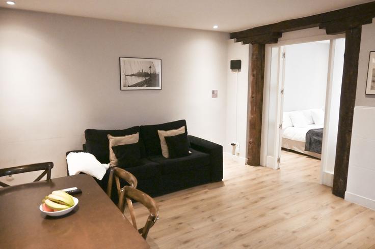 Madrid CentroのBuilding Calle de la Cava Baja - for-you-rentals - 1264392 - MADのアパートメントにある、モダンな家具を備えたエレガントなデザインのリビングルーム Madrid CentroのBuilding Calle de la Cava Baja - for-you-rentals - 1264392 - MADのアパートメントにある、モダンな家具を備えたエレガントなデザインのリビングルーム