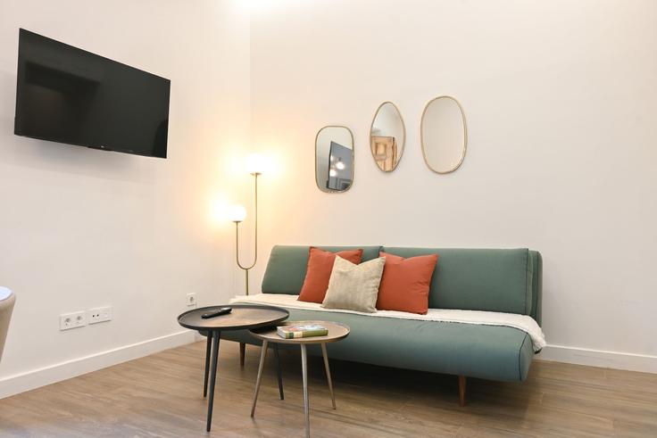 Elegante sala de estar con mobiliario moderno en un apartamento en Building Calle de los Estudios - for-you-rentals - 1264361 - MAD en Centro, Madrid