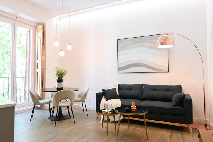 Elegante sala de estar con mobiliario moderno en un apartamento en Building Calle de los Estudios - for-you-rentals - 1264363 - MAD en Centro, Madrid
