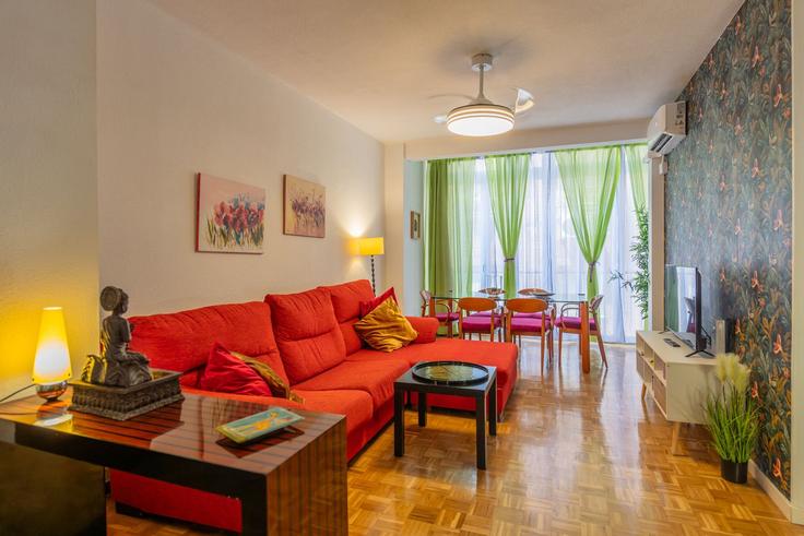 Elegant gestaltetes Wohnzimmer mit moderner Einrichtung in einer Wohnung im Building Paseo de la Virgen del Puerto - for-you-rentals - 1264415 - MAD in Arganzuela, Madrid