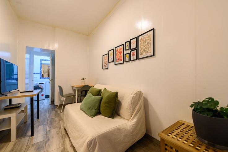 Salle de séjour élégante avec mobilier moderne dans un appartement à Building Avenida de la Albufera - for-you-rentals - 1264366 - MAD à Puente de Vallecas, Madrid