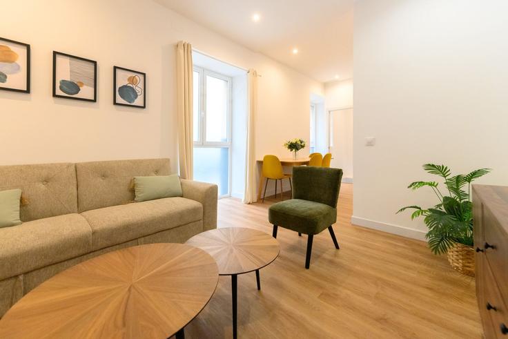 Sala de estar elegantemente projetada com móveis modernos em um apartamento no Building Calle de Feijóo - for-you-rentals - 1264393 - MAD em Chamberí, Madrid Sala de estar elegantemente projetada com móveis modernos em um apartamento no Building Calle de Feijóo - for-you-rentals - 1264393 - MAD em Chamberí, Madrid