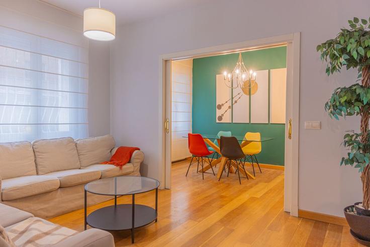 Sala de estar elegantemente projetada com móveis modernos em um apartamento no Building Paseo de La Habana - for-you-rentals - 1264337 - MAD em Chamartín, Madrid Sala de estar elegantemente projetada com móveis modernos em um apartamento no Building Paseo de La Habana - for-you-rentals - 1264337 - MAD em Chamartín, Madrid