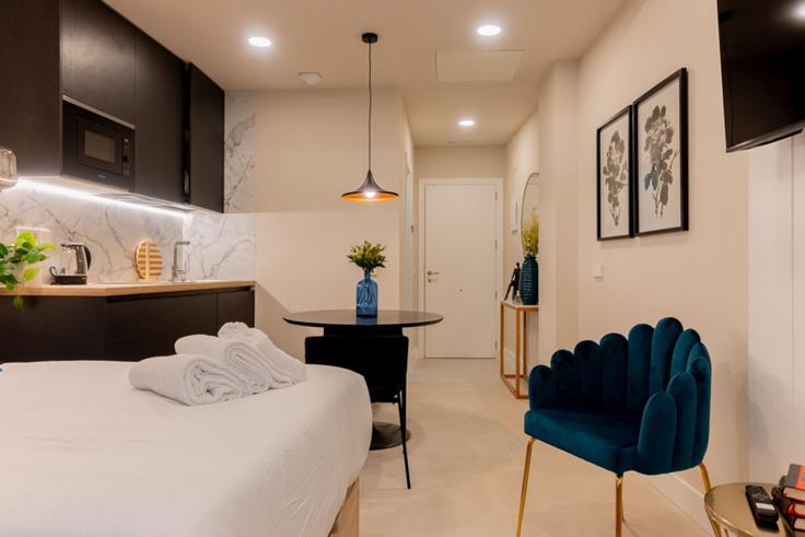 Elegant gestaltetes Wohnzimmer mit moderner Einrichtung in einer Wohnung im Building Paseo de las Delicias - for-you-rentals - 1264369 - MAD in Arganzuela, Madrid Elegant gestaltetes Wohnzimmer mit moderner Einrichtung in einer Wohnung im Building Paseo de las Delicias - for-you-rentals - 1264369 - MAD in Arganzuela, Madrid